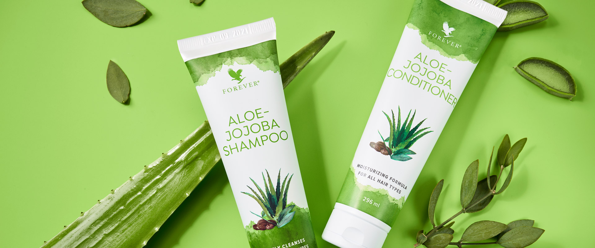 Das perfekte Duo für jeden Tag; das Aloe-Jojoba Shampoo und den Aloe-Jojoba Conditioner. Sie enthalten 40% reines Aloe-Vera-Gel und haarkräftigendes Jojobaöl und pflegen Deine Haare optimal.