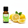 Zitronenöl BIO – das „Gute Laune Öl“ aus Italien


Die Zitrone vermittelt Frische, Sonnenschein und pure Lebensfreude. Ihr spritziges Aroma macht sie zu einer beliebten Zutat in Speisen und Getränken, in Hautpflegeprodukten, aber auch in Reinigungsmitteln. Sie ist der Inbegriff von Sauberkeit und Frische.

Aus den strahlend gelben Fruchtschalen wird ein frisches und vielseitiges ätherisches Öl gewonnen. Die Aromatherapie nutzt seine fiebersenkenden, antiseptischen und entzündungshemmenden Eigenschaften gegen Infektionskrankheiten. Seine entstauende und entschlackende Wirkung wird bei Lymphstauungen und Venenschwäche eingesetzt. Emotional ist die Zitrone ein gute Laune-Öl. Sie hebt die Stimmung, fördert die Konzentration und unterbricht kreisende Gedanken. Sie hilft bei mentaler Erschöpfung und richtet auf.