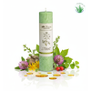 MyAloe.ch

Die Allgäuer Heilkräuterkerze Trost ist eine handgegossene Kerze aus rein pflanzlichem Stearin, die speziell für schmerzhafte und traurige Lebensereignisse konzipiert wurde. Sie enthält eine Mischung aus Heilkräutern wie Arnika, Bergahorn, Rose, Rotklee, Weide und Waldklee, die Trost spenden und bei der Bewältigung von Trauer und Schock helfen sollen. Die Kerzen werden in den Allgäuer Alpen in einer Manufaktur hergestellt, wobei die Pflanzen überwiegend aus eigenem Anbau stammen. 

✨ Heilkräuteressenzen und ätherische Öle: 
Für die Kerze werden Beifuss, Birke, Holunderblüten, Schneeglöckchen, Dammar, Salbei und Lemongras verwendet, um den Neubeginn zu unterstützen. 


Wirkung und Anwendung

✔️ Wirkungsweise und Inhaltsstoffe 

✨ Arnika: Dient als großer Heiler bei Verwundungen und Traumen.
✨ Bergahorn: Steht für unerschütterliche Lebenskraft und Durchhaltevermögen.
✨ Rose: Unterstützt den Trauerprozess, tröstet und schützt das Herz vor Verbitterung.
✨ Rotklee: Schenkt Hoffnung und Zuversicht und wirkt stärkend.
✨ Weide: Hilft, Erstarrtes in Gefühlen und Gedanken wieder zum Fließen zu bringen.
✨ Waldklee: Bietet eine zarte Umhüllung der verletzten Seele und hilft bei Schockzuständen.


✨ Anwendungsbereich
Die Kerze Trost wird für Menschen empfohlen, die mit schmerzhaften oder traurigen Ereignissen konfrontiert sind, wie dem Abschied von geliebten Menschen, dem Zerbrechen einer Partnerschaft oder schwerwiegenden Krankheiten.