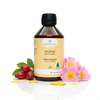 Huile de rose musquée BIO - soin régénérant pour une peau unifiée et éclatante


L'huile de rose sauvage BIO (huile de graines de cynorrhodon) est l'une des huiles de beauté les plus précieuses de la cosmétique naturelle et est connue pour son remarquable effet régénérant. Grâce à sa teneur exceptionnellement élevée en vitamine A, en acides gras essentiels ainsi qu'en substances végétales antioxydantes, elle soutient la production naturelle de collagène et favorise une structure de peau lisse, élastique et uniforme.
Il normalise la fonction des glandes sébacées, lutte contre les irrégularités et l'hyperpigmentation et favorise la régénération des cicatrices et de la peau endommagée par le soleil. Son parfum fin et discret d'églantier procure une sensation de naturel et de soin.

❤️ Convient parfaitement à :
- peau mature et sèche
- peau grasse, déséquilibrée
- peau sensible ou marquée par des cicatrices
- peau stressée par le soleil ou à la pigmentation irrégulière

Pour une amélioration visible de l'aspect de la peau, il est recommandé de l'utiliser régulièrement pendant au moins 3 mois.

L'huile de rose musquée BIO est plus qu'une simple huile de beauté, c'est une invitation à plus d'amour de soi, d'harmonie et d'éclat naturel. Chaque goutte redonne de l'énergie à ta peau, la fait paraître visiblement plus régénérée et crée une douce sensation de bien-être et d'équilibre intérieur.