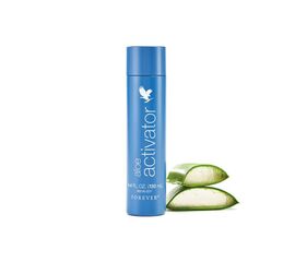aloe activator
Mit 99% reinem Aloe-Vera-Gel reinigt und beruhigt der aloe activator deine Gesichtshaut und verleiht ihr ein tolles Frischegefühl, schon nach der ersten Anwendung. Unsere hochwertige Forever Aloe™ wurde hier kombiniert mit Allantoin, einem effektiven Feuchtigkeitsspender. Durch seinen hohen Aloe-Vera-Gehalt unterstützt dieses Multifunktionsprodukt das Ergebnis anderer Forever-Gesichtspflege-Produkte.