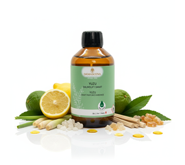 Smart Yuzu Raumduft – 100 % naturreines Raumparfum für den SMART Aroma Diffuser


Erlebe pure Sommerfrische mit dem Smart Yuzu Raumduft, einem spritzig-fruchtigen Duftbouquet aus 100 % naturreinen ätherischen Ölen. Die einzigartige Kombination von Yuzu, Grapefruit, Orange, Zitronengras, Weihrauch, Ho-Holz und Patchouli schenkt Leichtigkeit, Frische und eine Atmosphäre voller Lebensfreude.

Handabgefüllt in der Schweiz, nachhaltig, vegan und ohne synthetische Zusätze – für ein natürliches Wohlfühlambiente, das Körper, Geist und Seele harmonisiert. (Verwende den Smart Raumduft nur für den Smart Aroma Diffuser!)



✅ 4 Schlüsselvorteile auf einen Blick ¹⁾
✔️ Spritzig-fruchtiger Sommerduft – hebt die Stimmung, belebt & harmonisiert
✔️ Reinigt & erfrischt die Raumluft – ideal für Zuhause, Büro, Praxis & Wellnessräume
✔️ 100 % naturrein & vegan – handabgefüllt in der Schweiz, frei von synthetischen Zusätzen
✔️ Traditionell bewährte Aromatherapie-Essenzen – Yuzu, Zitronengras, Weihrauch & Patchouli für Balance & Wohlbefinden