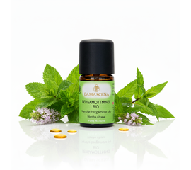 Menta bergamotta BIO - armonia, equilibrio e pace interiore dalla natura

Un tocco di leggerezza per corpo e anima
L'olio essenziale Menta bergamotta BIO (Mentha citrata) combina la freschezza della menta con la nota fruttata e dolcemente agrumata del bergamotto. Agisce come una dolce brezza estiva - calmante, chiarificante e rinfrescante per la mente e i sensi allo stesso tempo.

Con la sua fragranza armonizzante, dona calma, serenità e nuova energia quando lo stress o l'agitazione interiore disturbano l'equilibrio. È l'olio ideale per chi cerca il relax senza sentirsi stanco: perfetto per lo yoga, la meditazione o una serata tranquilla dopo il lavoro.



✅ 4 benefici chiave in sintesi
100% puro e certificato biologico - da coltivazioni biologiche certificate, riempito a mano in Svizzera.
Liscia e migliora l'umore - riduce lo stress e risolleva l'umore.
Rilassante e riequilibrante - ideale per la scuola, il lavoro o le attività creative.
Nutriente e delicato per la pelle - ha un effetto antinfiammatorio, chiarificante e rigenerante sui problemi della pelle.