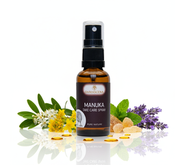 Manuka Take Care Spray BIO - Il vostro aiuto naturale per la protezione e la cura in movimento
myaloe.ch

Lenitivo, detergente e lenitivo - 100% naturale e certificato BIO
Il Manuka Take Care Spray BIO è il vostro fedele compagno per tutte le piccole emergenze quotidiane, sia in viaggio che in ufficio. Questa composizione finemente bilanciata di acqua di menta piperita, olio di Manuka, immortella, lavanda fine e incenso deterge, lenisce e si prende cura della pelle in modo naturale.

È ideale per la cura della pelle in caso di abrasioni, irritazioni, punture di insetti o dopo la rasatura Grazie alle sue proprietà antibatteriche, rinfrescanti e rigeneranti, lo spray lascia la pelle fresca e nutrita, in qualsiasi momento e ovunque.

Una sola spruzzata è sufficiente. Basta uno spruzzo e la pelle ringrazierà.



✅ I tuoi 4 benefici chiave con Manuka Take Care Spray BIO
Lenitivo e rigenerante - Supporta la pelle in caso di arrossamenti, irritazioni e piccole ferite.
Pulente e rinfrescante - Ideale per le mani, la zona della bocca o in viaggio come aiuto all'igiene naturale.
Naturale e rispettoso della pelle - 100% ingredienti naturali, senza additivi sintetici, vegano e cruelty-free.
Sanitariamente lenitivo - Non solo cura la pelle, ma rafforza anche l'equilibrio emotivo grazie alla composizione di fragranze armonizzanti.
