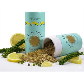 SAL de IBIZA Granito Pimienta Verde & Limón
myaloe.ch

Sel marin premium au poivre vert et au citron d'Ibiza
Notes fraîches d'agrumes. Douceur poivrée. Clarté méditerranéenne.
SAL de IBIZA Granito Pimienta Verde & Limón est un mélange de sel aromatique gourmet composé de sel marin naturel d'Ibiza, associé à du poivre vert et du citron. L'association équilibrée entre le goût salé minéral, le zeste d'agrumes frais et le piquant doux du poivre apporte légèreté et touche méditerranéenne à la cuisine – clair, fin et polyvalent.

La base est constituée de sel marin Granito non raffiné, extrait dans la réserve naturelle protégée Parque Natural de Ses Salines d'Eivissa (patrimoine mondial de l'UNESCO) Le sel est séché de manière traditionnelle au soleil et au vent, moulu avec soin, puis affiné avec des épices sélectionnées, sans antiagglomérants, sans additifs, sans conservateurs

Le résultat est un sel aromatique fonctionnel qui convainc aussi bien en cuisine qu'en finition : aromatique, dosable avec précision et discret visuellement.



⭐ 4 avantages clés de SAL de IBIZA Granito Pimienta Verde & Limón
✔️ Équilibre entre fraîcheur et saveur
Le zeste et l'huile de citron apportent une fraîcheur prononcée, tandis que le poivre vert apporte un piquant doux et élégant, sans dominer.

✔️ Sel marin 100 % naturel d'Ibiza
Non raffiné, séché au soleil et moulu dans des moulins en pierre, sans additifs.

✔️ Utilisation polyvalente en cuisine
Convient aux plats chauds et froids, aux marinades, aux sauces et aux recettes méditerranéennes.

✔️ Saupoudreuse pratique pour un dosage précis
Récipient décoratif avec fenêtre transparente – idéal pour la cuisine et la table.

SAL de IBIZA Granito Pimienta Verde & Limón est synonyme d'arômes clairs, de sélection consciente et de joie de vivre méditerranéenne Chaque pincée rappelle le soleil, la mer et la simplicité – pour les personnes qui apprécient la bonne cuisine et souhaitent utiliser les saveurs de manière ciblée, sans les surcharger.