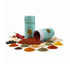 SAL de IBIZA Granito Smokey BBQ – Une saveur fumée au caractère méditerranéen
myaloe.ch

Fumé. Épicé. Polyvalent.
SAL de IBIZA Granito Smokey BBQ est un sel aromatique à base de sel marin naturel d'Ibiza, enrichi de paprika fumé, d'épices sélectionnées et d'un piquant discret. Cette composition apporte des arômes BBQ authentiques dans la cuisine – clairs, équilibrés et polyvalents, même en dehors des grillades classiques.

La base est constituée de sel marin Granito non raffiné, extrait dans la réserve naturelle protégée Parque Natural de Ses Salines d'Eivissa (patrimoine mondial de l'UNESCO). Le sel est séché exclusivement au soleil et au vent, moulu avec soin, puis combiné à un mélange d'épices fumées, sans antiagglomérants, sans additifs, sans conservateurs Le résultat est un sel d'assaisonnement fonctionnel, profond et plein de caractère, idéal pour une cuisine consciente avec une touche fumée.



⭐ 4 avantages clés de SAL de IBIZA Granito Smokey BBQ
✔️ Un arôme fumé authentique sans barbecue Le paprika fumé et les épices sélectionnées apportent une note fumée claire, équilibrée et non dominante.

✔️ Sel marin naturel d'Ibiza Non raffiné, séché au soleil et minéral – extrait dans une réserve naturelle protégée par l'UNESCO.

✔️ Utilisation polyvalente Convient pour les légumes, la viande, les grillades, les marinades, les plats au four et la cuisine végétarienne créative.

✔️ Saupoudreur pratique pour un dosage précis Récipient décoratif avec fenêtre transparente – idéal pour la cuisine, le barbecue et la table.