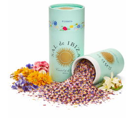 SAL de IBIZA Granito con Flores – Sel marin méditerranéen aux fleurs pour des accents raffinés
myaloe.ch

SAL de IBIZA Granito con Flores est un sel marin naturel, de grain moyen, enrichi de pétales sélectionnés de roses, de bleuets, de soucis et de fleurs d'oranger
La combinaison du sel marin pur d'Ibiza et des fleurs colorées crée un sel d'assaisonnement et de décoration de haute qualité pour une cuisine créative, idéal pour tous ceux qui apprécient autant le goût que la présentation.

Le sel est récolté à la main dans la réserve naturelle protégée « Parque Natural de Ses Salines d'Eivissa », séché exclusivement au soleil et au vent, puis moulu avec soin. Il est exempt d'additifs, d'agents anti-agglomérants ou de conservateurs

​

⭐ 4 avantages clés de SAL de IBIZA Granito con Flores
✔️ Sel marin 100 % naturel
Non raffiné, sans additifs – le goût pur du sel d'Ibiza.

✔️ Mélange raffiné de fleurs pour un effet visuel
Les pétales de rose, de bleuet, de souci et de fleur d'oranger apportent couleur et élégance à vos assiettes.

✔️ Utilisation polyvalente
Idéal pour les salades, le fromage frais, la mozzarella, les plats à base de légumes et les desserts.

✔️ Origine avec label de qualité
Récolté dans une réserve naturelle protégée par l'UNESCO, avec une tradition saline millénaire.