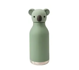 Asobu Bestie FIN le koala – Bouteille thermos pour enfants avec paille (460 ml)
myAloe.ch

Douce ✵ ludique ✵ fiable – avec FIN, boire devient un rituel préféré.
L'Asobu Bestie FIN le koala est bien plus qu'une simple bouteille pour enfants – c'est un compagnon fidèle pour la crèche, l'école et les aventures. L'adorable tête de koala amovible en silicone crée un lien affectif et motive les enfants à boire régulièrement de manière ludique.

Fabriquée en acier inoxydable à double paroi avec une isolation sous vide de haute qualité, FIN garde les boissons froides jusqu'à 24 heures ou chaudes jusqu'à 12 heures La surface SoftTouch assure une prise en main sûre dans les petites mains des enfants. Bien entendu, la bouteille est sans BPA, sans plomb et sans substances nocives – pour une sécurité maximale au quotidien.

Bienvenue dans l'univers Bestie, où la fonctionnalité rencontre la personnalité.