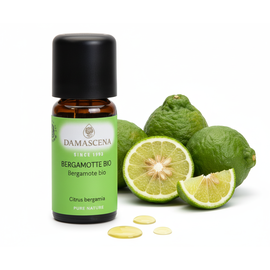 Bergamotte BIO Öl 10ml – Stimmungsaufheller & Duftklassiker

Bergamottenöl ist stimmungsaufhellend, es bringt Licht ins Dunkel. Mit seinem angenehmen und frischen Duft hat es eine beruhigenden und gleichzeitig stimulierende Wirkung. Es kann somit Stimmungsschwankungen ausgleichen und bringt emotional in die Mitte. Seine angstlösenden Eigenschaften wurden von Professor Rovesti/Mailand wissenschaftlich belegt.

Die zarten, weissen Blüten verströmen einen betörenden Duft. Für das Öl werden die Schalen der Früchte verwendet. Bekannt ist das Aroma der Bergamotte durch seine Verwendung im Earl Grey Tea und seine leichte und frische Duftqualität wird besonders in der Parfümherstellung geschätzt.

Bergamotte – Glücklich machendes Öl

Ähnlich geformt wie die Orange, gelb leuchtend wie die Zitrone zeigt sich die reife Bergamotte. Ihr lebhaft-warmer Duft bringt den Süden Italiens mit sich und damit eine Brise Lebensfreude. Wie der Lavendel gilt die Bergamotte als Allrounderin für seelisches Gleichgewicht. Ihre stimmungsaufhellende und ausgleichende Wirkung ist in etlichen Studien nachgewiesen. Besonders wirkungsvoll zeigt sie sich bei hormonellen Schwankungen und ist deshalb ein treues „Helferli“, um Frauenthemen wie etwa PMS entgegenzuwirken.

Aber auch ihre stresslösende, harmonisierende Wirkung unterstützt bei psychischem Ungleichgewicht, bei Ängsten oder in Stresssituationen