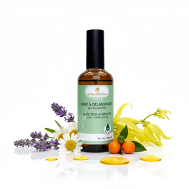 Ruhe & Gelassenheit Raumspray – Natürlich entspannen & loslassen

Das Ruhe & Gelassenheit Raumspray ist eine wohltuende Duftkomposition aus 100 % naturreinen ätherischen Ölen, die Körper, Geist und Seele harmonisiert.

Mit sanften Noten von Lavendel, Kamille, Neroli und Ylang Ylang schafft dieser feine Duft eine Atmosphäre der Ruhe, Entspannung und inneren Balance.
Ob nach einem anstrengenden Tag, vor dem Schlafengehen oder einfach, um den Alltag loszulassen – dieser natürliche Raumspray verwandelt jeden Raum in eine Oase der Gelassenheit.

Die rein pflanzlichen Inhaltsstoffe stammen aus kontrolliert biologischem Anbau oder nachhaltiger Wildsammlung und werden in der Schweiz sorgfältig von Hand abgefüllt.
Frei von synthetischen Zusätzen, Tierversuchen und künstlichen Duftstoffen – für reines Wohlbefinden in seiner natürlichsten Form.

✨ Schlüsselvorteile ¹⁾
✔️ Fördert Ruhe & Gelassenheit – harmonisiert Emotionen und beruhigt das Nervensystem
✔️ Natürlich & vegan – 100 % naturreine ätherische Öle ohne synthetische Zusätze
✔️ Schnelle Wirkung – wenige Sprühstösse genügen, um spürbar zu entspannen
✔️ Vielseitig anwendbar – ideal für Wohnräume, Schlafzimmer, Büro oder Yogastudios