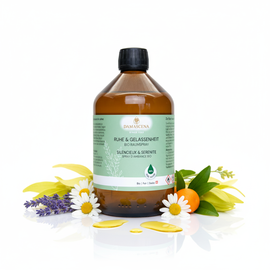 Ruhe & Gelassenheit Raumspray – Natürlich entspannen & loslassen

Das Ruhe & Gelassenheit Raumspray ist eine wohltuende Duftkomposition aus 100 % naturreinen ätherischen Ölen, die Körper, Geist und Seele harmonisiert.

Mit sanften Noten von Lavendel, Kamille, Neroli und Ylang Ylang schafft dieser feine Duft eine Atmosphäre der Ruhe, Entspannung und inneren Balance.
Ob nach einem anstrengenden Tag, vor dem Schlafengehen oder einfach, um den Alltag loszulassen – dieser natürliche Raumspray verwandelt jeden Raum in eine Oase der Gelassenheit.

Die rein pflanzlichen Inhaltsstoffe stammen aus kontrolliert biologischem Anbau oder nachhaltiger Wildsammlung und werden in der Schweiz sorgfältig von Hand abgefüllt.
Frei von synthetischen Zusätzen, Tierversuchen und künstlichen Duftstoffen – für reines Wohlbefinden in seiner natürlichsten Form.

✨ Schlüsselvorteile ¹⁾
✔️ Fördert Ruhe & Gelassenheit – harmonisiert Emotionen und beruhigt das Nervensystem
✔️ Natürlich & vegan – 100 % naturreine ätherische Öle ohne synthetische Zusätze
✔️ Schnelle Wirkung – wenige Sprühstösse genügen, um spürbar zu entspannen
✔️ Vielseitig anwendbar – ideal für Wohnräume, Schlafzimmer, Büro oder Yogastudios