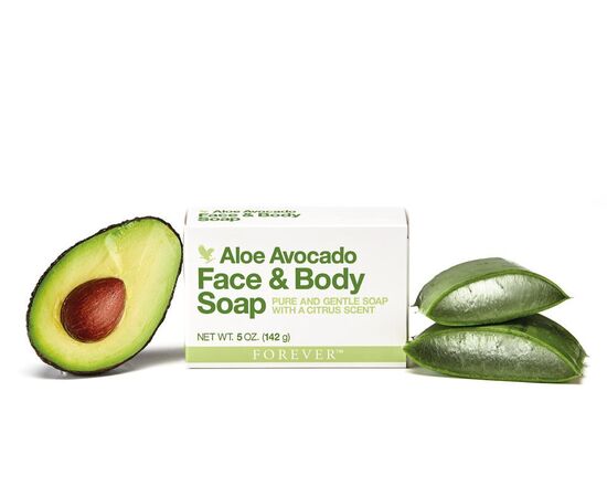 Aloe Avocado Face & Body Soap
Der gelungene Start in den Tag beginnt mit dieser besonderen Seife. Zart-cremiger Schaum und der Duft von Zitrone und den ätherischen Ölen von Avocado verwöhnt die Sinne. Zusätzlich angereichert mit Aloe Vera und Glycerin versorgt sie mit Feuchtigkeit bis in die Tiefe. Reinigt gründlich und liefert Geschmeidigkeit.