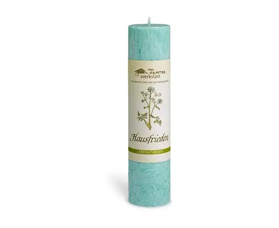 MyAloe.ch
Die Allgäuer Heilkräuterkerze "Hausfrieden" ist ein handgegossenes Naturprodukt, das mit Auszügen von Copal und Johanniskraut, ätherischem Salbeiöl sowie Königskerzenessenz angereichert ist. Sie dient dazu, schlechte Energien abzubauen und ein harmonisches Miteinander zu fördern, indem sie eine reinigende und lichtbringende Schwingung verbreitet. Die Kerze ist nicht als Duftkerze gedacht, da die ätherischen Öle für die Wirkung und nicht für ein intensives Dufterlebnis beim Anzünden sorgen. 

✨ Inhaltsstoffe und Wirkung 

✔️ Copal: Reinigende Auszüge.
✔️ Johanniskraut: Unterstützt den Abbau schlechter Energien.
✔️ Salbeiöl: Ätherisches Öl mit reinigender Wirkung.
✔️ Königskerzenessenz: Hat eine ableitende Wirkung und trägt zur Reinigung bei.

Zweck und Anwendung

✨ Harmonie: Die Kerze soll für ein harmonisches und glückliches Miteinander sorgen. 
✨ Energiearbeit: Sie wird zur Reinigung von Energien nach Streitigkeiten oder Spannungen eingesetzt. 
✨ Naturprodukt: Als Naturprodukt aus 100% pflanzlichem Stearin ist die Kerze vegan. Die Banderole sollte vor dem Anzünden entfernt werden.