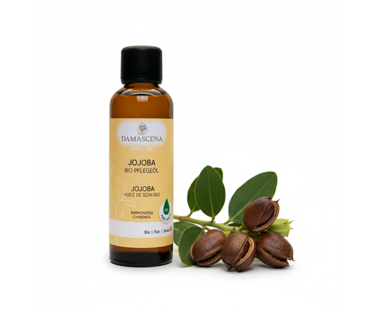 Jojobaöl BIO – Natürliches Multitalent für Haut und Haar


Ein altes Heilmittel der Indianer

Unser hochwertiges Jojobaöl BIO wird schonend aus den Samen des Jojobastrauchs (Simmondsia chinensis) gewonnen und ist ein wahres Naturtalent in Sachen Haut- und Haarpflege. Das goldgelbe, geruchsneutrale Öl ist streng genommen ein flüssiges Wachs, das besonders stabil und lange haltbar ist. Es eignet sich ideal für empfindliche Hauttypen, ist vegan, kaltgepresst und 100 % naturrein.

Das Jojobaöl wird gerne als Basis von Eigenkreationen gebraucht, es duftet nur sehr schwach und ist lange haltbar. Es enthält viele, für die Haut, wichtige Vitamine und Mineralien, pflegt sie sanft und hinterlässt keinen Fettfilm. Bei trockener Haut hilft das Jojobaöl BIO die Feuchtigkeit in der Haut zu behalten.

Das Öl reguliert die Talgproduktion der Haut und eignet sich somit auch für die milde Pflege bei zu Unreinheiten neigender Haut.