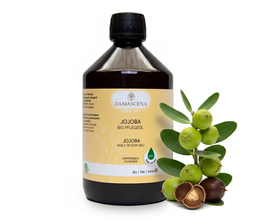 Jojobaöl BIO – Natürliches Multitalent für Haut und Haar


Ein altes Heilmittel der Indianer

Unser hochwertiges Jojobaöl BIO wird schonend aus den Samen des Jojobastrauchs (Simmondsia chinensis) gewonnen und ist ein wahres Naturtalent in Sachen Haut- und Haarpflege. Das goldgelbe, geruchsneutrale Öl ist streng genommen ein flüssiges Wachs, das besonders stabil und lange haltbar ist. Es eignet sich ideal für empfindliche Hauttypen, ist vegan, kaltgepresst und 100 % naturrein.

Das Jojobaöl wird gerne als Basis von Eigenkreationen gebraucht, es duftet nur sehr schwach und ist lange haltbar. Es enthält viele, für die Haut, wichtige Vitamine und Mineralien, pflegt sie sanft und hinterlässt keinen Fettfilm. Bei trockener Haut hilft das Jojobaöl BIO die Feuchtigkeit in der Haut zu behalten.

Das Öl reguliert die Talgproduktion der Haut und eignet sich somit auch für die milde Pflege bei zu Unreinheiten neigender Haut.