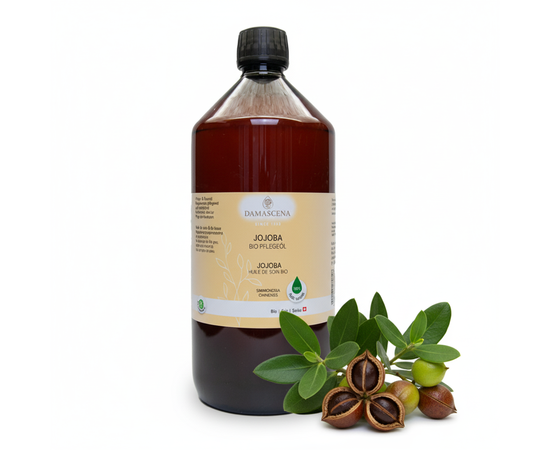Jojobaöl BIO – Natürliches Multitalent für Haut und Haar


Ein altes Heilmittel der Indianer

Unser hochwertiges Jojobaöl BIO wird schonend aus den Samen des Jojobastrauchs (Simmondsia chinensis) gewonnen und ist ein wahres Naturtalent in Sachen Haut- und Haarpflege. Das goldgelbe, geruchsneutrale Öl ist streng genommen ein flüssiges Wachs, das besonders stabil und lange haltbar ist. Es eignet sich ideal für empfindliche Hauttypen, ist vegan, kaltgepresst und 100 % naturrein.

Das Jojobaöl wird gerne als Basis von Eigenkreationen gebraucht, es duftet nur sehr schwach und ist lange haltbar. Es enthält viele, für die Haut, wichtige Vitamine und Mineralien, pflegt sie sanft und hinterlässt keinen Fettfilm. Bei trockener Haut hilft das Jojobaöl BIO die Feuchtigkeit in der Haut zu behalten.

Das Öl reguliert die Talgproduktion der Haut und eignet sich somit auch für die milde Pflege bei zu Unreinheiten neigender Haut.

✔️ Pflegend & feuchtigkeitsspendend: Jojobaöl reguliert den Feuchtigkeitshaushalt der Haut, ohne die Poren zu verstopfen.

✔️ Nicht komedogen: Ideal für unreine, fettige oder Mischhaut – unterstützt die Haut, ohne sie zu belasten.

✔️ Langanhaltend & stabil: Oxidiert kaum – ideal als Trägeröl für ätherische Öle oder DIY-Kosmetik.

✔️ Für Haare & Kopfhaut: Stärkt das Haar, beruhigt die Kopfhaut und kann Schuppenbildung entgegenwirken.

✔️ Hauttyp: Für alle geeignet. Besonders für trockene und gereizte Haut.

✔️ Das Jojobaöl kann als Basis von Eigenkreationen oder für die tägliche Pflege verwendet werden.

✔️ Antioxidativ & entzündungshemmend: Enthält Vitamin E und wertvolle Fettsäuren, die die Hautbarriere stärken und Irritationen lindern können.