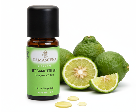 Bergamotte BIO Öl 10ml – Stimmungsaufheller & Duftklassiker

Bergamottenöl ist stimmungsaufhellend, es bringt Licht ins Dunkel. Mit seinem angenehmen und frischen Duft hat es eine beruhigenden und gleichzeitig stimulierende Wirkung. Es kann somit Stimmungsschwankungen ausgleichen und bringt emotional in die Mitte. Seine angstlösenden Eigenschaften wurden von Professor Rovesti/Mailand wissenschaftlich belegt.

Die zarten, weissen Blüten verströmen einen betörenden Duft. Für das Öl werden die Schalen der Früchte verwendet. Bekannt ist das Aroma der Bergamotte durch seine Verwendung im Earl Grey Tea und seine leichte und frische Duftqualität wird besonders in der Parfümherstellung geschätzt.

Bergamotte – Glücklich machendes Öl

Ähnlich geformt wie die Orange, gelb leuchtend wie die Zitrone zeigt sich die reife Bergamotte. Ihr lebhaft-warmer Duft bringt den Süden Italiens mit sich und damit eine Brise Lebensfreude. Wie der Lavendel gilt die Bergamotte als Allrounderin für seelisches Gleichgewicht. Ihre stimmungsaufhellende und ausgleichende Wirkung ist in etlichen Studien nachgewiesen. Besonders wirkungsvoll zeigt sie sich bei hormonellen Schwankungen und ist deshalb ein treues „Helferli“, um Frauenthemen wie etwa PMS entgegenzuwirken.

Aber auch ihre stresslösende, harmonisierende Wirkung unterstützt bei psychischem Ungleichgewicht, bei Ängsten oder in Stresssituationen