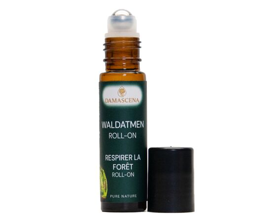 Waldatmen Roll-On BIO – Frische & Kraft der Natur für unterwegs

Der Waldatmen Roll-On BIO ist Deine praktische Aromatherapie für unterwegs. Die erfrischende und befreiende Mischung aus 100 % naturreinen ätherischen BIO-Ölen ausgewählter Nadelbäume schenkt Klarheit, Ruhe und neue Energie.

Ob im Büro, auf Reisen oder nach einem anstrengenden Tag – ein Auftrag auf Nacken, Handgelenk, Brustbein oder unter der Nase unterstützt die freie Atmung, klärt den Kopf und bringt Dich zurück in Deine innere Balance.

Die sanfte Roll-On-Textur auf Basis von wertvollen Pflanzenölen pflegt zudem die Haut und macht die Anwendung angenehm leicht und wohltuend.

✅ Duftprofil & Duftwirkung
Duftprofil: frisch, waldig, balsamisch, leicht zitrusfruchtig

Emotional: schenkt Ruhe & Vertrauen, stärkt Selbstbewusstsein, fördert innere Gelassenheit und Erdung

Körperlich: wohltuend für die Atemwege, klärend, erfrischend, belebt den Kreislauf und unterstützt das Immunsystem

Mit jedem Atemzug holst Du Dir die Kraft des Waldes direkt in Deinen Alltag. Der Waldatmen Roll-On bringt Ruhe in stressige Momente, schenkt Dir Gelassenheit und befreit Dich von innerem Druck – wie ein tiefer, klarer Atemzug mitten im Wald.