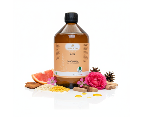 Rose Körperöl BIO - Verwöhnende Pflege & entspannende Momente


Das Rose Körperöl BIO ist ein wahres Pflegejuwel für Körper & Seele. Mit seiner Komposition aus edlem Wildrosenöl und erlesenen BIO-Pflanzenölen wie Jojoba-, Mandel- und Sesamöl, kombiniert mit feinen ätherischen Essenzen von Rose, Sandelholz, Rosenholz, Rosengeranie und Grapefruit, schenkt es Dir ein unvergleichliches Pflegeerlebnis.

Die reichhaltige Textur nährt intensiv, verleiht samtweiche Haut und hüllt Dich in einen sinnlich-blumigen Rosenduft – wie ein Spaziergang durch einen blühenden Rosengarten.

❤️ Für alle, die sich tägliche Verwöhnmomente, Harmonie und natürliche Schönheit wünschen.




✅ 4 Schlüsselvorteile auf einen Blick
✔️ Intensive Hautpflege & Regeneration – nährt tief, schützt die Hautbarriere und macht sie geschmeidig.

✔️ Entspannende Wohlfühlmomente – der Duft der Rose wirkt harmonisierend und beruhigend.

✔️ 100 % naturrein & BIO-zertifiziert – vegan, tierversuchsfrei, ohne synthetische Zusätze.

✔️ Tradition & Luxus vereint – edle Rosenessenz aus kontrolliert biologischem Anbau, handabgefüllt in der Schweiz.