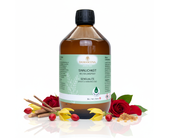 Sinnlichkeit Raumspray - Reine Liebesenergie für Herz & Seele


Das Sinnlichkeit Raumspray BIO ist mehr als nur ein Duft – es ist eine Einladung zu liebevollen Momenten, Nähe und Harmonie. Die edle Komposition aus 100 % naturreinen ätherischen Ölen von Sandelholz, Ylang Ylang, Rose, Benzoe und weiteren erlesenen Essenzen umhüllt Dich zart und verströmt eine Atmosphäre von Wärme, Geborgenheit und Sinnlichkeit.

Ob im Wohnzimmer, Schlafzimmer, SPA oder Therapieraum – dieses Raumspray schafft eine einzigartige, liebevolle Stimmung und verwandelt jeden Raum in eine Oase voller Zärtlichkeit und Herzöffnung.


✅ 4 Schlüsselvorteile auf einen Blick
✔️ 100 % naturrein & BIO – ohne synthetische Zusätze, vegan & tierversuchsfrei
✔️ Aphrodisierend & beflügelnd – steigert die Sinnlichkeit, fördert Nähe & Geborgenheit
✔️ Tradition & Luxus vereint – mit den Königinnen der Düfte: Rose, Sandelholz & Ylang Ylang
✔️ Handabgefüllt in der Schweiz – nachhaltige Glasflaschen in 100 ml, 500 ml oder 1'000 ml
