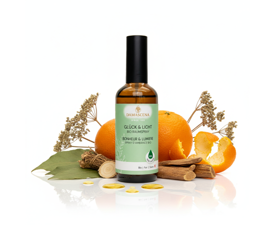 Glück & Licht Raumspray – Natürliches Wohlgefühl in jedem Sprühstoss


Hol Dir mehr Leichtigkeit und Freude in Dein Leben – mit dem Glück & Licht Raumspray aus 100 % naturreinen ätherischen Bio-Ölen. Die harmonische Duftkomposition aus Patchouli, Orange süss, Angelikawurzel, Linaloeholz und Weiteren wirkt aufmunternd, klärend und stärkend – ein wahrer Lichtbringer für Deinen Alltag.

Ob zu Hause, im Büro oder im Wellnessbereich – mit nur wenigen Sprühstössen schaffst Du eine Atmosphäre von Harmonie, innerer Klarheit und positiver Energie. Perfekt auch für energetische Raumreinigungen oder als Begleiter für Meditation und Achtsamkeit.