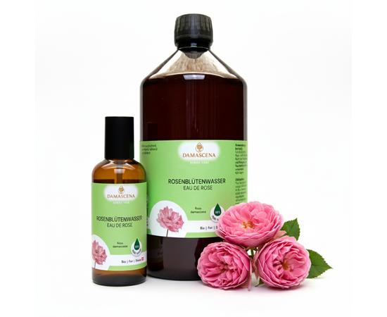 Rosenblütenwasser BIO


Tauche ein in die zarte Welt der Rosen: Unser naturreines Rosenblütenwasser wird aus frischen Bio-Rosenblüten durch schonende Destillation gewonnen und ist ein wahres Multitalent für die tägliche Pflege. Ob als erfrischendes Gesichtstonikum, beruhigendes Körperspray oder duftende Haarpflege – das sanfte Hydrolat verwöhnt Haut und Sinne mit der harmonisierenden Kraft der Rose. Ideal für empfindliche Haut, zur Beruhigung bei Rötungen oder einfach für einen Moment purer Entspannung.



Vorteile von Rosenblütenwasser
Beruhigend & ausgleichend
Lindert Rötungen, Juckreiz und Spannungsgefühle – ideal für empfindliche oder gereizte Haut.
Feuchtigkeitsspendend & erfrischend
Versorgt die Haut sanft mit Feuchtigkeit und sorgt für einen frischen Teint.
Natürliches Gesichtswasser (Tonic)
Klärt die Haut nach der Reinigung und bereitet sie auf die Pflege vor.
Aromatherapeutisch wirksam
Der Duft der Damascena-Rose wirkt stimmungsaufhellend, tröstend und harmonisierend.
Lebensmittelgeeignet
Zur Aromatisierung von Süssspeisen, Getränken oder zur Verfeinerung von Salaten geeignet.
Ohne Alkohol & Zusatzstoffe
100% naturrein, ideal für die tägliche Anwendung und sensible Haut.
Vegan & tierversuchsfrei
Umweltfreundlich, ethisch und nachhaltig produziert.
