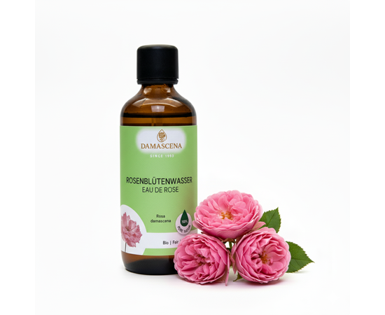 Rosenblütenwasser BIO - 100 ml mit Schraubdeckel


Tauche ein in die zarte Welt der Rosen: Unser naturreines Rosenblütenwasser wird aus frischen Bio-Rosenblüten durch schonende Destillation gewonnen und ist ein wahres Multitalent für die tägliche Pflege. Ob als erfrischendes Gesichtstonikum, beruhigendes Körperspray oder duftende Haarpflege – das sanfte Hydrolat verwöhnt Haut und Sinne mit der harmonisierenden Kraft der Rose. Ideal für empfindliche Haut, zur Beruhigung bei Rötungen oder einfach für einen Moment purer Entspannung.



Vorteile von Rosenblütenwasser
Beruhigend & ausgleichend
Lindert Rötungen, Juckreiz und Spannungsgefühle – ideal für empfindliche oder gereizte Haut.
Feuchtigkeitsspendend & erfrischend
Versorgt die Haut sanft mit Feuchtigkeit und sorgt für einen frischen Teint.
Natürliches Gesichtswasser (Tonic)
Klärt die Haut nach der Reinigung und bereitet sie auf die Pflege vor.
Aromatherapeutisch wirksam
Der Duft der Damascena-Rose wirkt stimmungsaufhellend, tröstend und harmonisierend.
Lebensmittelgeeignet
Zur Aromatisierung von Süssspeisen, Getränken oder zur Verfeinerung von Salaten geeignet.
Ohne Alkohol & Zusatzstoffe
100% naturrein, ideal für die tägliche Anwendung und sensible Haut.
Vegan & tierversuchsfrei
Umweltfreundlich, ethisch und nachhaltig produziert.