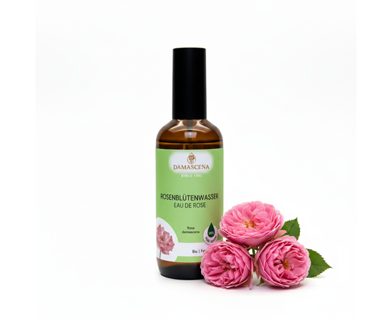 Rosenblütenwasser BIO - Spray


Tauche ein in die zarte Welt der Rosen: Unser naturreines Rosenblütenwasser wird aus frischen Bio-Rosenblüten durch schonende Destillation gewonnen und ist ein wahres Multitalent für die tägliche Pflege. Ob als erfrischendes Gesichtstonikum, beruhigendes Körperspray oder duftende Haarpflege – das sanfte Hydrolat verwöhnt Haut und Sinne mit der harmonisierenden Kraft der Rose. Ideal für empfindliche Haut, zur Beruhigung bei Rötungen oder einfach für einen Moment purer Entspannung.



Vorteile von Rosenblütenwasser
Beruhigend & ausgleichend
Lindert Rötungen, Juckreiz und Spannungsgefühle – ideal für empfindliche oder gereizte Haut.
Feuchtigkeitsspendend & erfrischend
Versorgt die Haut sanft mit Feuchtigkeit und sorgt für einen frischen Teint.
Natürliches Gesichtswasser (Tonic)
Klärt die Haut nach der Reinigung und bereitet sie auf die Pflege vor.
Aromatherapeutisch wirksam
Der Duft der Damascena-Rose wirkt stimmungsaufhellend, tröstend und harmonisierend.
Lebensmittelgeeignet
Zur Aromatisierung von Süssspeisen, Getränken oder zur Verfeinerung von Salaten geeignet.
Ohne Alkohol & Zusatzstoffe
100% naturrein, ideal für die tägliche Anwendung und sensible Haut.
Vegan & tierversuchsfrei
Umweltfreundlich, ethisch und nachhaltig produziert.