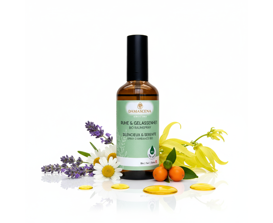 Ruhe & Gelassenheit Raumspray – Natürlich entspannen & loslassen

Das Ruhe & Gelassenheit Raumspray ist eine wohltuende Duftkomposition aus 100 % naturreinen ätherischen Ölen, die Körper, Geist und Seele harmonisiert.

Mit sanften Noten von Lavendel, Kamille, Neroli und Ylang Ylang schafft dieser feine Duft eine Atmosphäre der Ruhe, Entspannung und inneren Balance.
Ob nach einem anstrengenden Tag, vor dem Schlafengehen oder einfach, um den Alltag loszulassen – dieser natürliche Raumspray verwandelt jeden Raum in eine Oase der Gelassenheit.

Die rein pflanzlichen Inhaltsstoffe stammen aus kontrolliert biologischem Anbau oder nachhaltiger Wildsammlung und werden in der Schweiz sorgfältig von Hand abgefüllt.
Frei von synthetischen Zusätzen, Tierversuchen und künstlichen Duftstoffen – für reines Wohlbefinden in seiner natürlichsten Form.

✨ Schlüsselvorteile ¹⁾
✔️ Fördert Ruhe & Gelassenheit – harmonisiert Emotionen und beruhigt das Nervensystem
✔️ Natürlich & vegan – 100 % naturreine ätherische Öle ohne synthetische Zusätze
✔️ Schnelle Wirkung – wenige Sprühstösse genügen, um spürbar zu entspannen
✔️ Vielseitig anwendbar – ideal für Wohnräume, Schlafzimmer, Büro oder Yogastudios