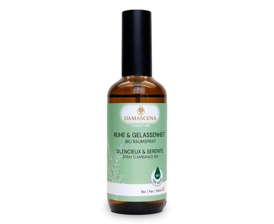 Ruhe & Gelassenheit Raumspray – Natürlich entspannen & loslassen

Das Ruhe & Gelassenheit Raumspray ist eine wohltuende Duftkomposition aus 100 % naturreinen ätherischen Ölen, die Körper, Geist und Seele harmonisiert.

Mit sanften Noten von Lavendel, Kamille, Neroli und Ylang Ylang schafft dieser feine Duft eine Atmosphäre der Ruhe, Entspannung und inneren Balance.
Ob nach einem anstrengenden Tag, vor dem Schlafengehen oder einfach, um den Alltag loszulassen – dieser natürliche Raumspray verwandelt jeden Raum in eine Oase der Gelassenheit.

Die rein pflanzlichen Inhaltsstoffe stammen aus kontrolliert biologischem Anbau oder nachhaltiger Wildsammlung und werden in der Schweiz sorgfältig von Hand abgefüllt.
Frei von synthetischen Zusätzen, Tierversuchen und künstlichen Duftstoffen – für reines Wohlbefinden in seiner natürlichsten Form.

✨ Schlüsselvorteile ¹⁾
✔️ Fördert Ruhe & Gelassenheit – harmonisiert Emotionen und beruhigt das Nervensystem
✔️ Natürlich & vegan – 100 % naturreine ätherische Öle ohne synthetische Zusätze
✔️ Schnelle Wirkung – wenige Sprühstösse genügen, um spürbar zu entspannen
✔️ Vielseitig anwendbar – ideal für Wohnräume, Schlafzimmer, Büro oder Yogastudios