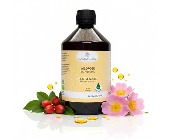 Huile de rose musquée BIO - soin régénérant pour une peau unifiée et éclatante


L'huile de rose sauvage BIO (huile de graines de cynorrhodon) est l'une des huiles de beauté les plus précieuses de la cosmétique naturelle et est connue pour son remarquable effet régénérant. Grâce à sa teneur exceptionnellement élevée en vitamine A, en acides gras essentiels ainsi qu'en substances végétales antioxydantes, elle soutient la production naturelle de collagène et favorise une structure de peau lisse, élastique et uniforme.
Il normalise la fonction des glandes sébacées, lutte contre les irrégularités et l'hyperpigmentation et favorise la régénération des cicatrices et de la peau endommagée par le soleil. Son parfum fin et discret d'églantier procure une sensation de naturel et de soin.

❤️ Convient parfaitement à :
- peau mature et sèche
- peau grasse, déséquilibrée
- peau sensible ou marquée par des cicatrices
- peau stressée par le soleil ou à la pigmentation irrégulière

Pour une amélioration visible de l'aspect de la peau, il est recommandé de l'utiliser régulièrement pendant au moins 3 mois.

L'huile de rose musquée BIO est plus qu'une simple huile de beauté, c'est une invitation à plus d'amour de soi, d'harmonie et d'éclat naturel. Chaque goutte redonne de l'énergie à ta peau, la fait paraître visiblement plus régénérée et crée une douce sensation de bien-être et d'équilibre intérieur.