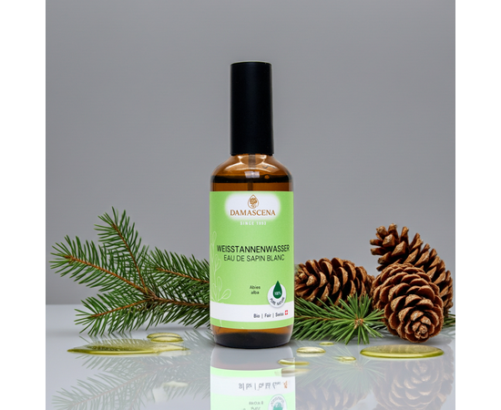✨ Anwendungen & Tipps
Raumspray / Raumluftklärung
Grosszügig im Raum versprühen – ideal für Arbeitsräume, Wartezonen oder Schlafzimmer.

Mentale Frische im Alltag
Bei Bedarf auf Gesicht oder Nacken sprühen, tief einatmen und neue Klarheit gewinnen.

Hautpflege
Als erfrischendes Gesichtswasser oder Körperspray nach dem Duschen anwenden.

Regenerationsritual
Nach einem langen Tag auf Schultern, Herzbereich oder Handgelenke sprühen.

Naturmoment für unterwegs
Perfekt für Reisen oder stressige Tage – ein Sprühstoss Waldfrische.