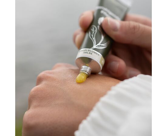 ❤️ Kundenstimme
„Ich verwende die Ringelblumensalbe bei rissigen Händen und kleinen Hautverletzungen. Sie wirkt sofort beruhigend und meine Haut fühlt sich geschützt und gepflegt an – ein echtes Naturwunder.“


ℹ️ Produktdetails
✅ Inhalt: 20gr Ringelblumensalbe
✅ Hauttyp: Für alle Hauttypen geeignet, besonders empfindliche Haut
✅ Qualität: Ringelblumenblüten, Olivenöl, Bienenwachs (100 % natürliche Inhaltsstoffe)
✅ Eigenschaften: pflegend, beruhigend, schützend, regenerierend
✅ Herstellung: Mit Liebe in der Schweiz entwickelt & nachhaltig produziert
✅ Frei von: synthetischen Duft- & Farbstoffen, Parabenen, chemischen Zusätzen