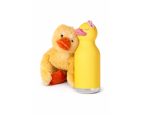 Passt perfekt zu Boyd's Bears  Quackers
Asobu Bestie Bryn, die Ente - Thermosflasche mit Strohhalm
Die Asobu Bestie Bryn – die Ente macht aus jedem Schluck ein kleines Abenteuer. Mit ihrem charmanten, abnehmbaren Entenkopf aus weichem Silikon verbindet diese hochwertige Thermosflasche verspieltes Design mit zuverlässiger Alltagstauglichkeit.

Gefertigt aus robustem, doppelwandigem Edelstahl hält die Bestie Bottle Getränke bis zu 24 Stunden kalt oder 12 Stunden warm. Der integrierte Silikon-Strohhalm ermöglicht einfaches, selbstständiges Trinken – ideal für Kinder, aber auch ein stylischer Begleiter für Erwachsene.

Ob im Kindergarten, in der Schule, bei Ausflügen oder für Dich im Büro: Bryn sorgt überall für gute Laune, Motivation zum Trinken und einen Hauch Persönlichkeit. 

Willkommen im Bestie Universe – wo Funktionalität auf Persönlichkeit trifft.
