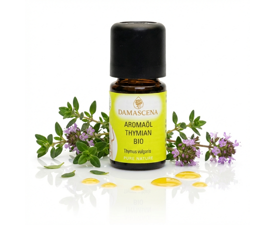 Thymian BIO Aromaöl – kraftvoll, würzig & aktivierend
myaloe.ch

100 % naturreines BIO Aromaöl für Küche, Duft & Aromatherapie
Das Thymian BIO Aromaöl von myaloe.ch steht für intensive Kräuterkraft, natürliche Reinheit und vielseitige Einsatzmöglichkeiten. Gewonnen aus Thymus vulgaris aus kontrolliert biologischem Anbau in Frankreich, überzeugt dieses hochwertige Aromaöl durch seinen krautig-herben, leicht pfeffrigen Charakter und seine aktivierende Wirkung auf Körper und Geist.

Ob als feiner Akzent in der Aromaküche, zur Raumbeduftung oder als klassisches Öl in der Aromatherapie – Thymian ist ein zeitloser Begleiter für Menschen, die Klarheit, Stärke und natürliche Unterstützung suchen. Bereits 1 Tropfen genügt, um Gerichte zu veredeln oder Duftkompositionen Tiefe und Struktur zu verleihen.



✅ 4 Schlüsselvorteile von Thymian BIO Aromaöl
1. Intensive Kräuteraromatik
Kräftig, würzig und unverwechselbar – ideal für herzhafte Speisen und charakterstarke Duftmischungen.

2. Aktivierend & stärkend
Unterstützt geistige Wachheit, Konzentration und innere Stabilität – besonders in fordernden Phasen.

3. Vielseitig einsetzbar
Geeignet für Aromaküche, Diffuser, Duftmischungen und klassische Aromatherapie-Anwendungen.

4. BIO-Qualität & Schweizer Handabfüllung
100 % naturrein, aus kontrolliert biologischem Anbau, vegan, tierversuchsfrei und in der Schweiz handabgefüllt.