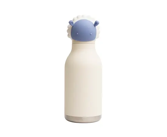 ❤️ Kundenfeedback
„Unsere Tochter liebt ihr Schäfchen! Die Flasche ist jeden Tag dabei – und sie trinkt endlich genug.“ — Kundin aus der Schweiz
myaloe.c
✨ Sammelspass, der zum Trinken motiviert
Mit der Bestie Bottle Kollektion wird Trinken zu einem spielerischen Erlebnis. Das Sammeln der süssen Bestie Bottles sorgt für Begeisterung, Neugier und langanhaltende Freude bei Kindern. Jeder neue Tierkopf bringt Abwechslung in den Alltag und motiviert Ihr Kind ganz automatisch, regelmässig zu trinken.

Durch das Mischen und Kombinieren der verschiedenen Bestie-Charaktere entsteht ein persönlicher Lieblingsbegleiter, der stolz überallhin mitgenommen wird – ob in den Kindergarten, in die Schule oder auf Ausflüge. So bleibt Ihr Kind spielerisch und mit Freude gut hydriert.


✨ Unwiderstehlich süss & nachhaltig durchdacht
Die wiederverwendbare Bestie Trinkflasche unterstützt den bewussten Verzicht auf Einwegplastik. Alle Teile sind zerlegbar, leicht zu reinigen und besonders hygienisch. Die ergonomische Form liegt optimal in kleinen Kinderhänden und bietet sicheren Halt – auch unterwegs.

myaloe.ch

⭐ Produktdetails Asobu Bestie BRIE das Schaf
Produkttyp: Isolierflasche / Kindertrinkflasche
Volumen: 460 ml
Material: Doppelwandiger Edelstahl & Silikon
Frei von: BPA & Blei
Isolierung: Doppelwandige Vakuumisolierung
Warmhaltezeit: bis 12 Stunden
Kalthaltezeit: bis 24 Stunden
Verschluss: Auslaufsicherer Drehverschluss mit Silikon-Strohhalm
Masse: 20.3 cm Höhe × 7.6 cm Durchmesser
Gewicht: ca. 340 g
Pflege: Alle Teile abnehmbar, leicht zu reinigen
Extras: inkl. Reinigungsbürste
Reinigung: Spülmaschinengeeignet (oberer Korb); Silikonkopf & Strohhalm von Hand spülen